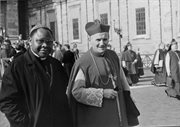 Watykan, 1965 rok. Obrady Soboru Watykańskiego II, w których aktywnie uczestniczy biskup Karol Wojtyła. Biskupi na placu Świętego Piotra.