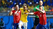 Brazylijczyk Neymar w starciu z obrońcami Chile