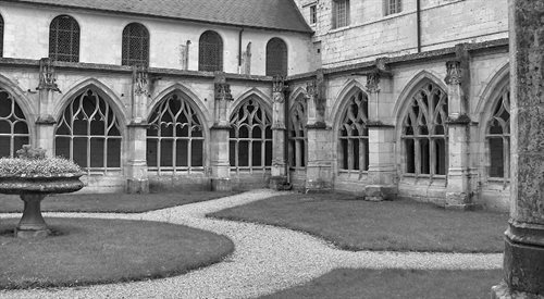 Wirydarz opactwa Saint-Wandrille. To jeden z klasztorów, które odwiedził w latach 50. Patrick Leigh Fermor