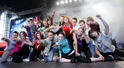 Prezentacja tancerzy - finalistów telewizyjnego talent show, Aneta Gąsiewicz stoi w górnym rzędzie, druga od lewej