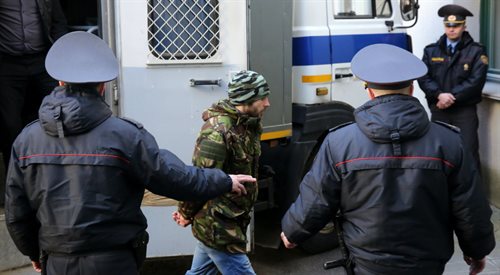 Zatrzymani w Mińsku doprowadzani przez milicję do sądu