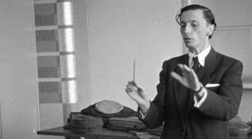 Andrzej Panufnik, kompozytor i dyrygent Filharmonii Warszawskiej podczas próby w 1946 roku