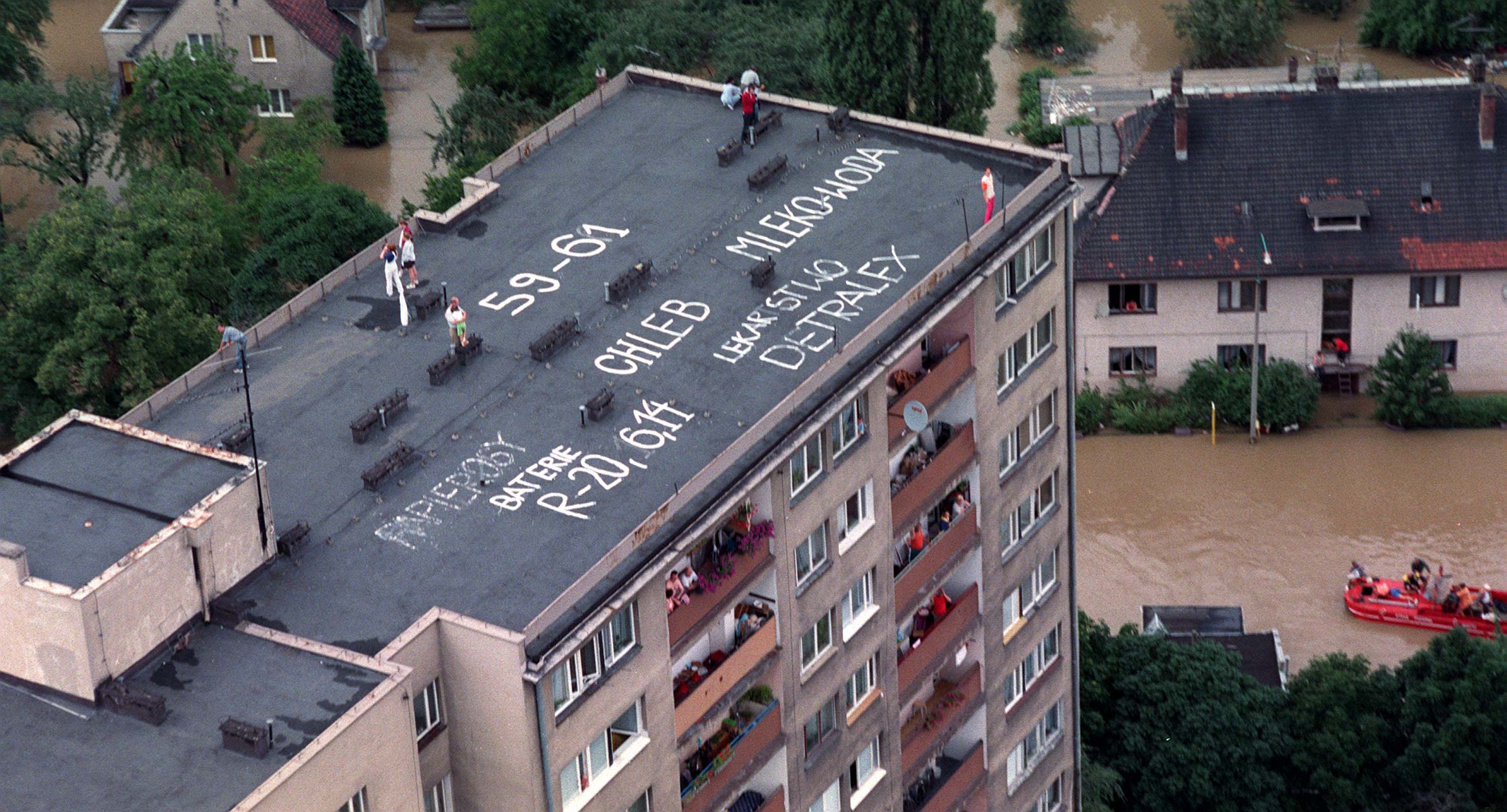 Pomocy! - Mieszkańcy zalanego bloku we Wrocławiu w taki sposób wzywają pomocy. Telefony nie działają już drugi dzień.