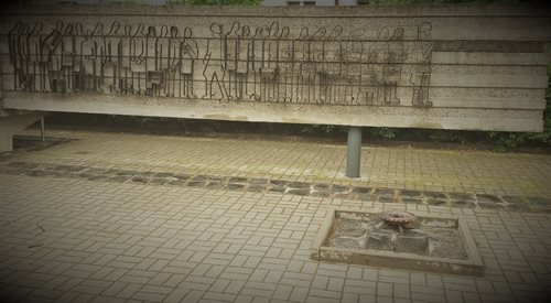 Tarnów, Plac Więźniów KL Auschwitz 1, pomnik Pierwszego Transportu.