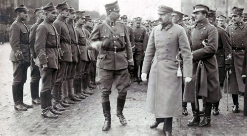Józef Piłsudski podczas wizyty w Poznaniu 27 października 1919. Z lewej: gen. Józef Dowbor-Muśnicki, z prawej mjr Bolesław Wieniawa-Długoszowski