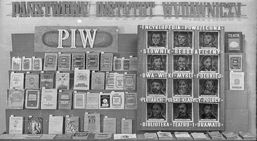 Wrocław, rok 1948. Ekspozycja książek Państwowego Instytutu Wydawniczego na Wystawie Ziem Odzyskanych