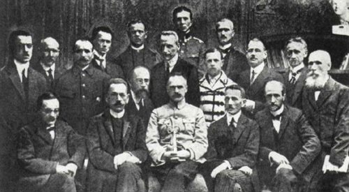 Rząd polski zaprzysiężony 18 listopada 1918 r. z J. Moraczewskim na czele.