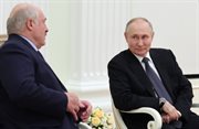 Władimir Putin wita Alaksandra Łukaszenkę podczas spotkania na Kremlu w Moskwie, 5 kwietnia 2023 r. Spotkanie odbywało się w przeddzień posiedzenia Rady Najwyższej Państwa Związkowego  6 kwietnia