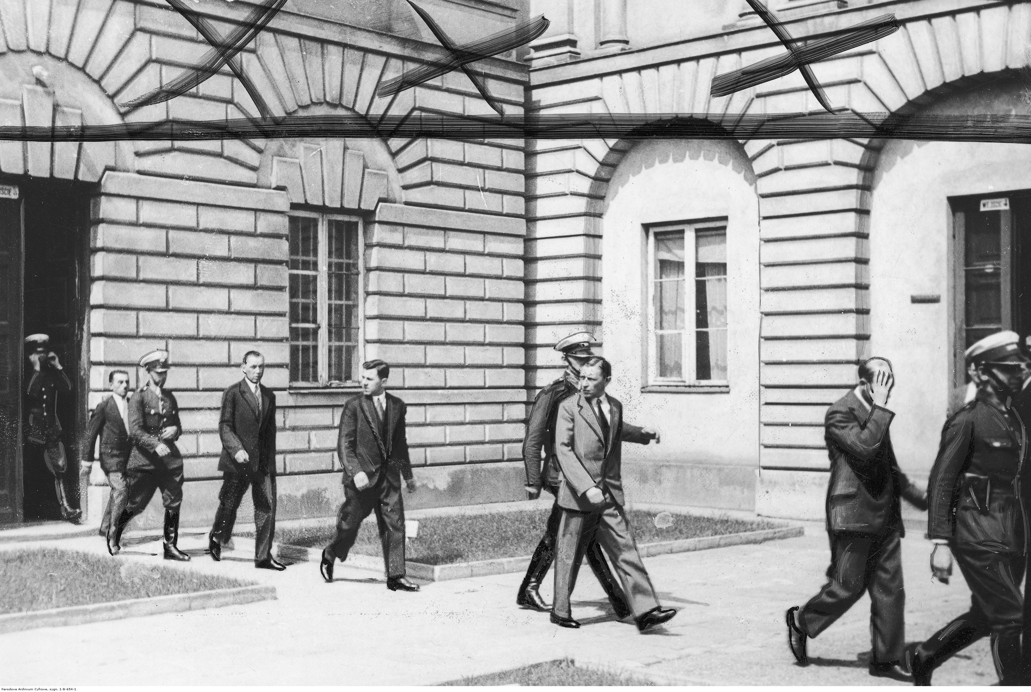 Oskarżeni w procesie przeciwko członkom gangu z warszawskiego targowiska Kercelak w asyście policjantów udają się na rozprawę. Foto: NAC