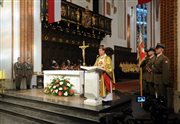 Biskup polowy Wojska Polskiego Józef Guzdek (C) podczas mszy świętej za Ojczyznę w Archikatedrze św. Jana Chrzciciela w ramach oobchodów Święta Niepodległości w Warszawie