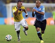 Alvaro Pereira i Egidio Arevalo walczą o piłkę podczas meczu Kolumbia - Urugwaj