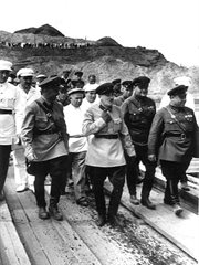 Gienrich Jagoda (w środku), główny organizator systemu łagrowego, Ludowy Komisarz Spraw Wewnętrznych ZSRR, podczas przeprowadzania kontroli na budowie kanału Moskwa - Wołga, 3.09.1935