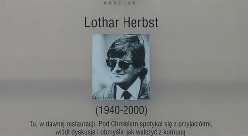 Fragment tablicy ku czci Lothara Herbsta na jego ulubionej piwiarni, Wrocław, ul. Odrzańska 17, fot. Bonio, źr. Wikimedia CommonsCC