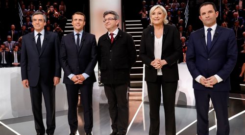 Kandydaci na prezydenta Francji przed debatą, od lewej: Francois Fillon,  Emmanuel Macron, Jean-Luc Melenchon, Marine Le Pen i Benoit Hamon.