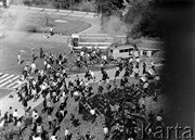 Skrzyżowanie ulic Kelles-Krausa i 1 Maja - tłum odpędzający milicjantów od budynku KW PZPR. Radom, 25 czerwca 1976 