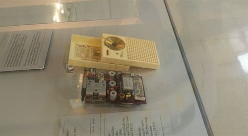 Regency TR-1, pierwsze przenośne radio tranzystorowe, wprowadzone na rynek w 1954 roku