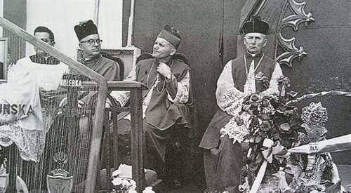 Zdjęcie zrobione przez SB przed katedrą we Włocławku na 1000-lecie Chrztu Polski - kardynał Karol Wojtyła, prymas Stefan Wyszyński i biskup włocławski Jan Zaręba.