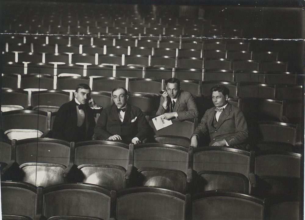 Wincenty Drabik (pierwszy z prawej), Ryszard Bolesławski, Karol Szymanowski i Leon Schiller podczas próby w Teatrze Polskim. Źródło: Polona/Domena publiczna

