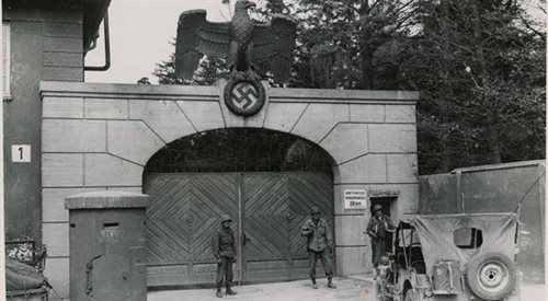 Główne wejście do obozu koncentracyjnego w Dachau, 1945