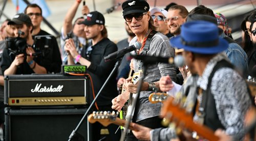 Gitarzysta Steve Vai podczas próby pobicia gitarowego rekordu świata na wrocławskim Rynku - 1 maja 2023 rok.