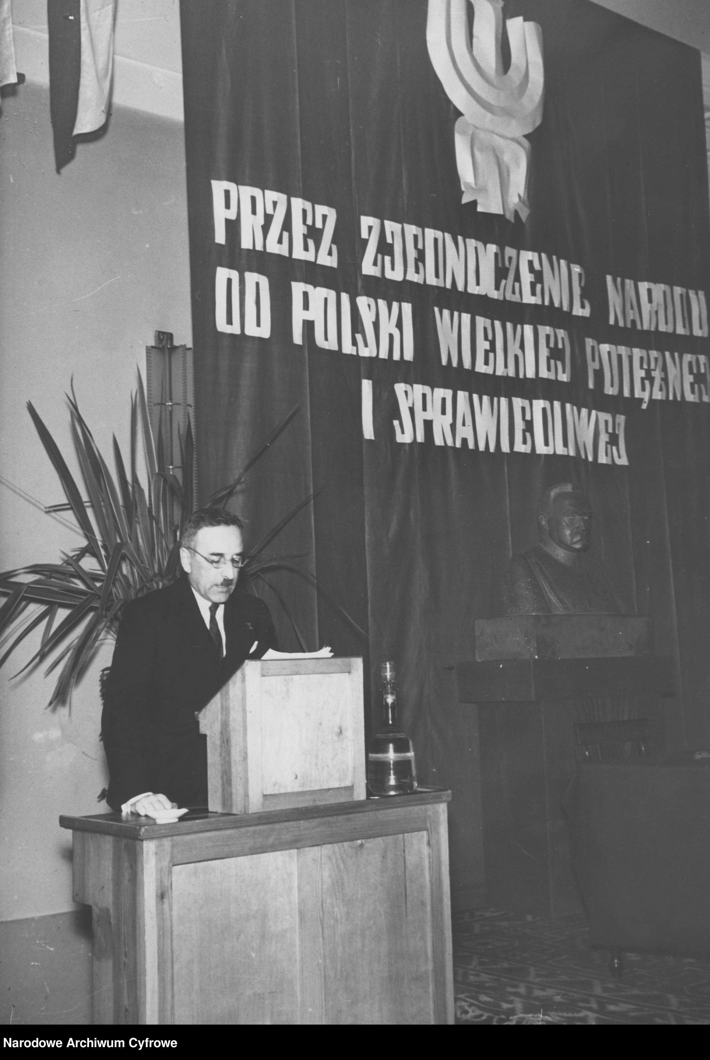 Skwarczyński przemawia podczas zebrania "Ozonu". Fot.: NAC