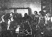 Zbigniew Walczewski (pierwszy z prawej) przy pracy w warsztacie szewskim. Ałdan, 1941 