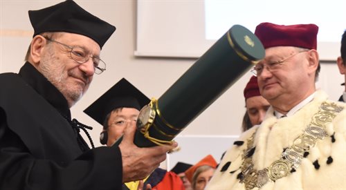 Włoski filozof i pisarz Umberto Eco (z lewej) odebrał z rąk rektora Włodzimierza Nykiela tytuł doktora honoris causa Uniwersytetu Łódzkiego