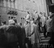 Protest poznańskich robotników. Manifestanci zgromadzeni przed wejściem do Domu Partii.  Fotografie wykonane przez funkcjonariuszy UB w celu identyfikacji manifestantów. Poznań, czerwiec 1956 