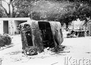 Spalony samochód przed budynkiem partii. Radom, 25 czerwca 1976 
