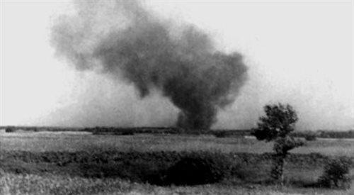 Pożar na terenie obozu zagłady Treblinka II w czasie buntu więźniów 2 sierpnia 1943. Zdjęcie wykonane potajemnie przez Franciszka Ząbeckiego