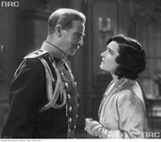 Pola Negri jako królowa Serbii Draga i Harry Byron Warner jako pułkownik Stradimirowicz w filmie produkcji amerykańskiej 