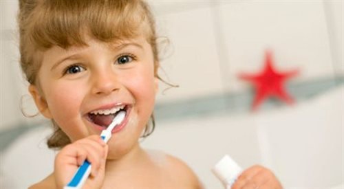 Badania wykazują, że jedna czwarta Polaków szczotkuje zęby zaledwie raz dziennie. Należy to robić przynajmniej dwukrotnie