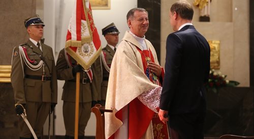 Prezydent Andrzej Duda oraz biskup polowy WP gen. Józef Guzdek  podczas mszy św. odprawionej w Katedrze Polowej WP
