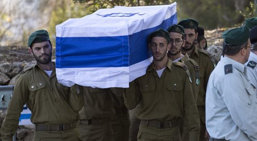 Izraelscy żołnierze niosą trumnę z ofiarą zamachu, który miał miejsce w Jerozolimie 8 stycznia 2017 roku