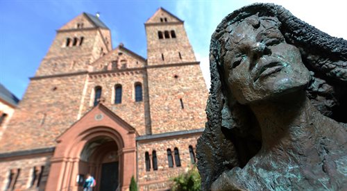 Brązowy posąg św. Hildegardy z Bingen przed opactwem jej imienia w Rdesheim-Eibingen. Słynna średniowieczna mistyczka inspiruje dziś nie tylko ludzi wiary