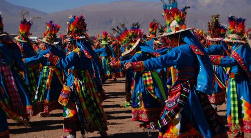 Chilijczycy nie tylko grają i śpiewają, ale tażkę świetnie tańczą. We wrześniu, by uczcić rozpoczynającą się wiosnę na ulicach miasta możemy podziwiać taniec narodowy Chile cueca, który przypomina taniec godowy koguta i kury