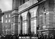 Tłum przed wejściem gmachu Politechniki Warszawskiej. Nad wejściem transparent wywieszony przez strajkujących studentów z tekstem rezolucji studentów Politechniki, uchwalonej 13 marca 1968