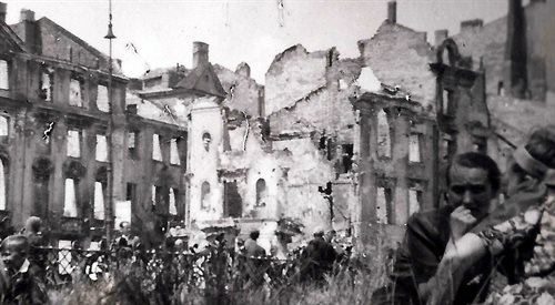 Tuż po wojnie w ruinach polskich miast toczyło się życie, jednak wyczuwalne było przygnębienie