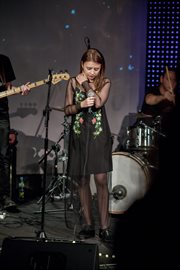 Wokalistka zespołu Atem podczas koncertu w Czwórce