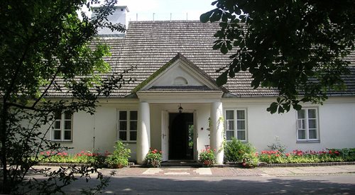 Dom Urodzenia Fryderyka Chopina wraz z otaczającym go parkiem jest oddziałem Muzeum Fryderyka Chopina w Warszawie