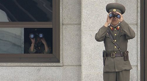 Żołnierze Koreańskiej Armii Ludowej obserwują południową część strefy zdemilitaryzowanej na granicy obu Korei