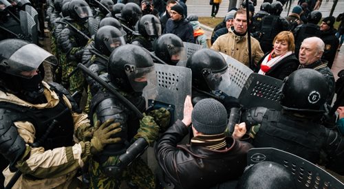 Siły milicji rozpędzające pokojową demonstrację 25 marca w Mińsku