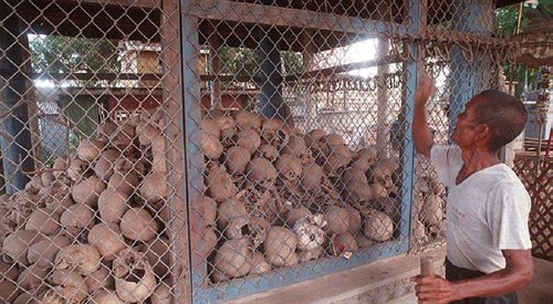 Za siatką, na terenie pagody Champak Kaeg w prowincji Kandal, leżą czaszki i fragmenty kości ofiar reżimu Pol Pota, który w latach 1975-1979 wymordował do 2 milionów mieszkańców Kambodży. Nadal znajdywane są masowe groby ofiar Czerwonych Khmerów