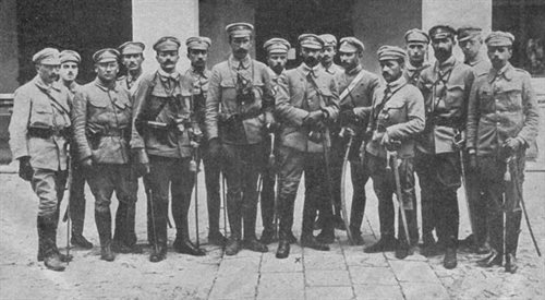 Pułkownik Józef Piłsudski ze swoim sztabem przed Pałacem Gubernialnym w Kielcach w 1914, wikipedia