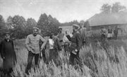 Brygadier Józef Piłsudski w otoczeniu mieszkańców niezidentyfikowanej wsi  w latach 1914-1917