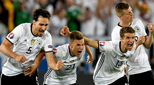 Radość niemieckich piłkarzy po wygranej w rzutach karnych