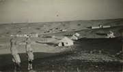 Polski obóz na pustyni, z lewej stoją dwaj junacy, w oddali widoczne piramidy. Egipt, lata 40.