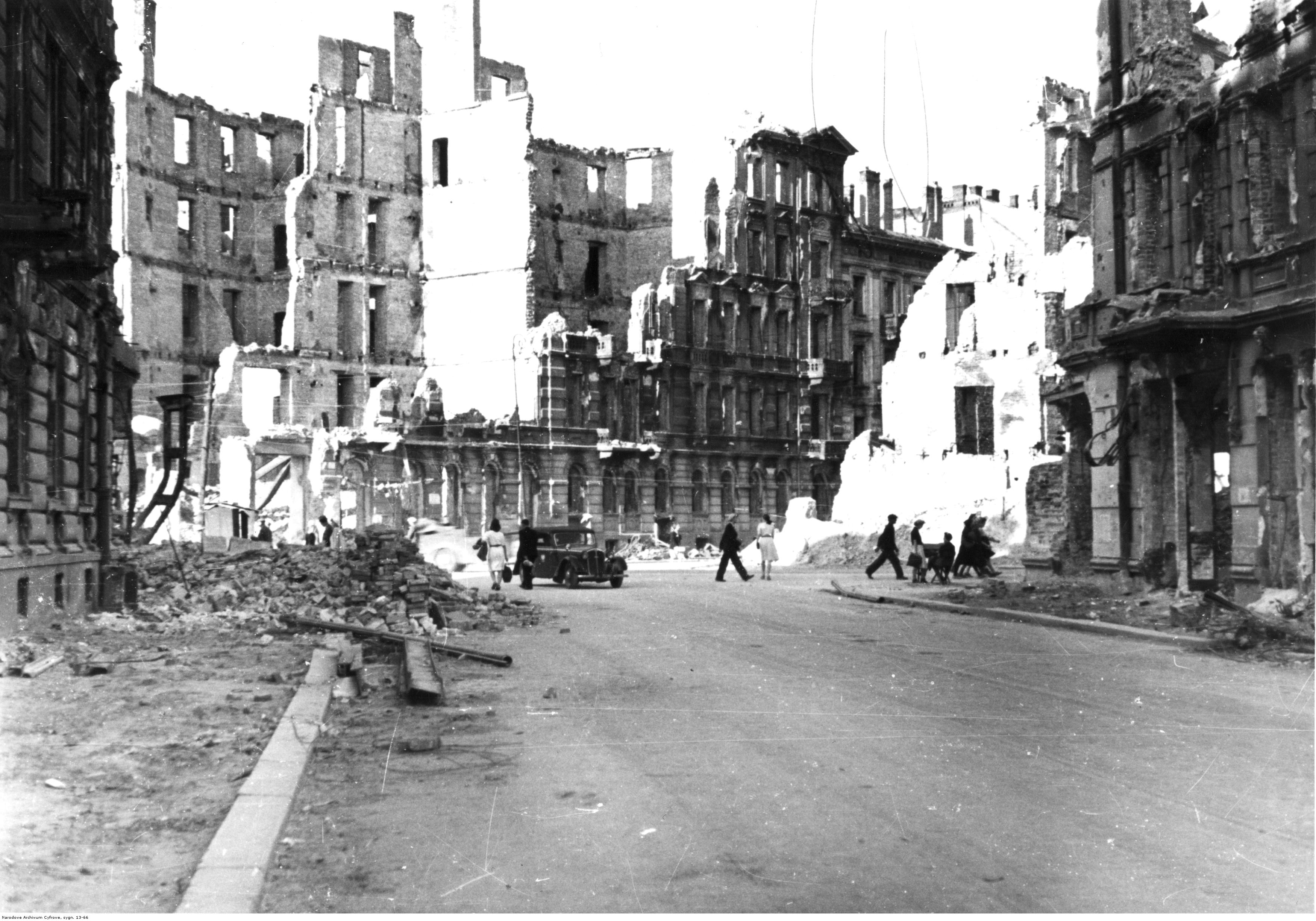Widok ulic Warszawy w 1945 roku - zrujnowane budynki. Widoczne skrzyżowanie ulic: Śniadeckich i Koszykowej. Foto: NAC