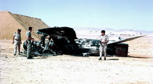 Izraelscy żołnierze przy zniszczonym egipskim samolocie.