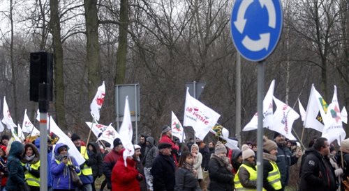 Protestujący przeciwko planom likwidacji kopalni pracownicy gliwickiej KWK Sośnica-Makoszowy zablokowali jedno z rond w Zabrzu